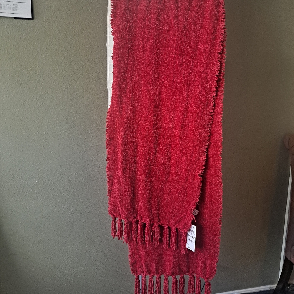 Red scarves - Picture 7 of 7
